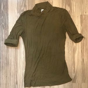 Quarter sleeve rubbed turtle neck